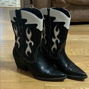 Universal Thread Black and White western Boots